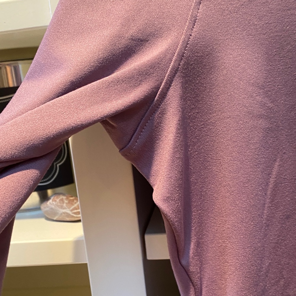 RUNDER Armour Mauve Fitted Top.  Size SP. LIKE NEW! - Picture 7 of 14
